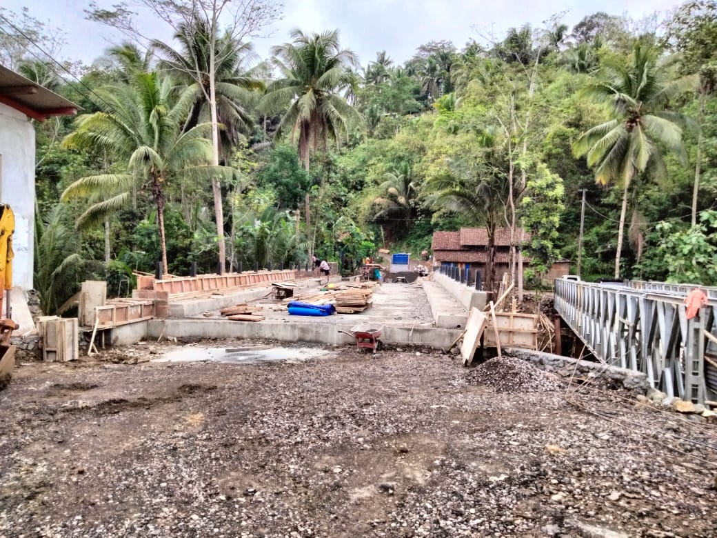 HAMPIR RAMPUNG: Suasana proyek Jembatan Sedayu, Desa Sedayu, Kecamatan Loano, Purworejo yakni tahap penyelesaian bangunan atas.