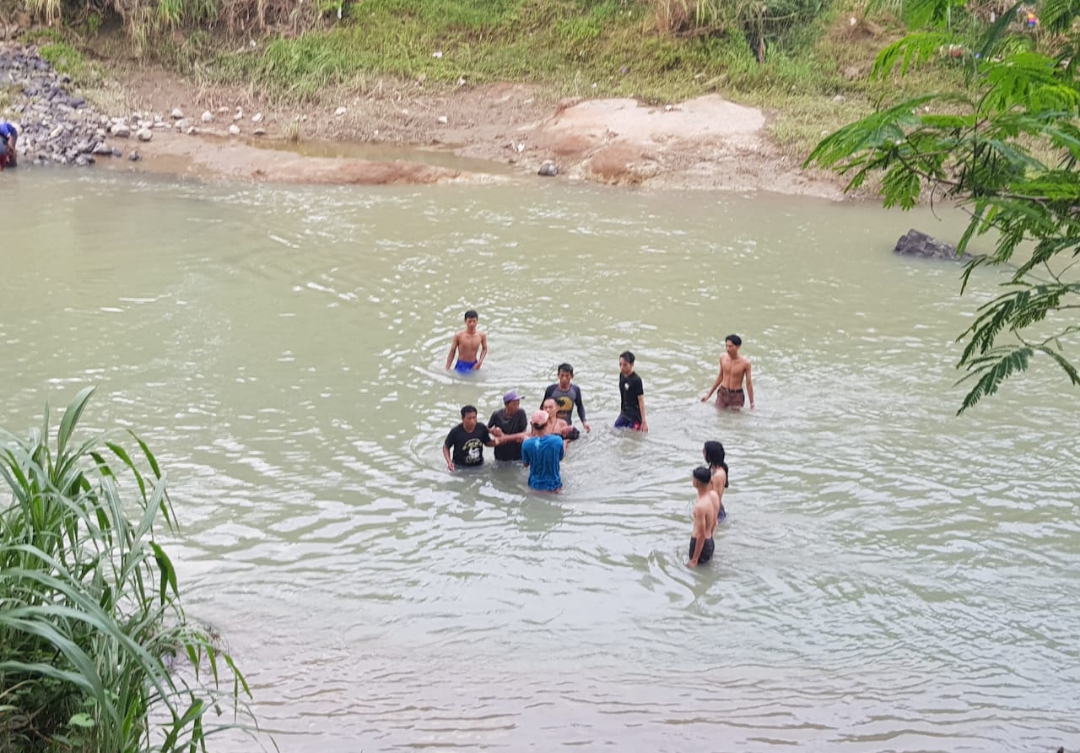 PENCARIAN : Petugas dibantu warga melakukan proses pencarian terhadap tiga bocah yang dilaporkan tenggelam di aliran Sungai Lukulo. (Istimewa)