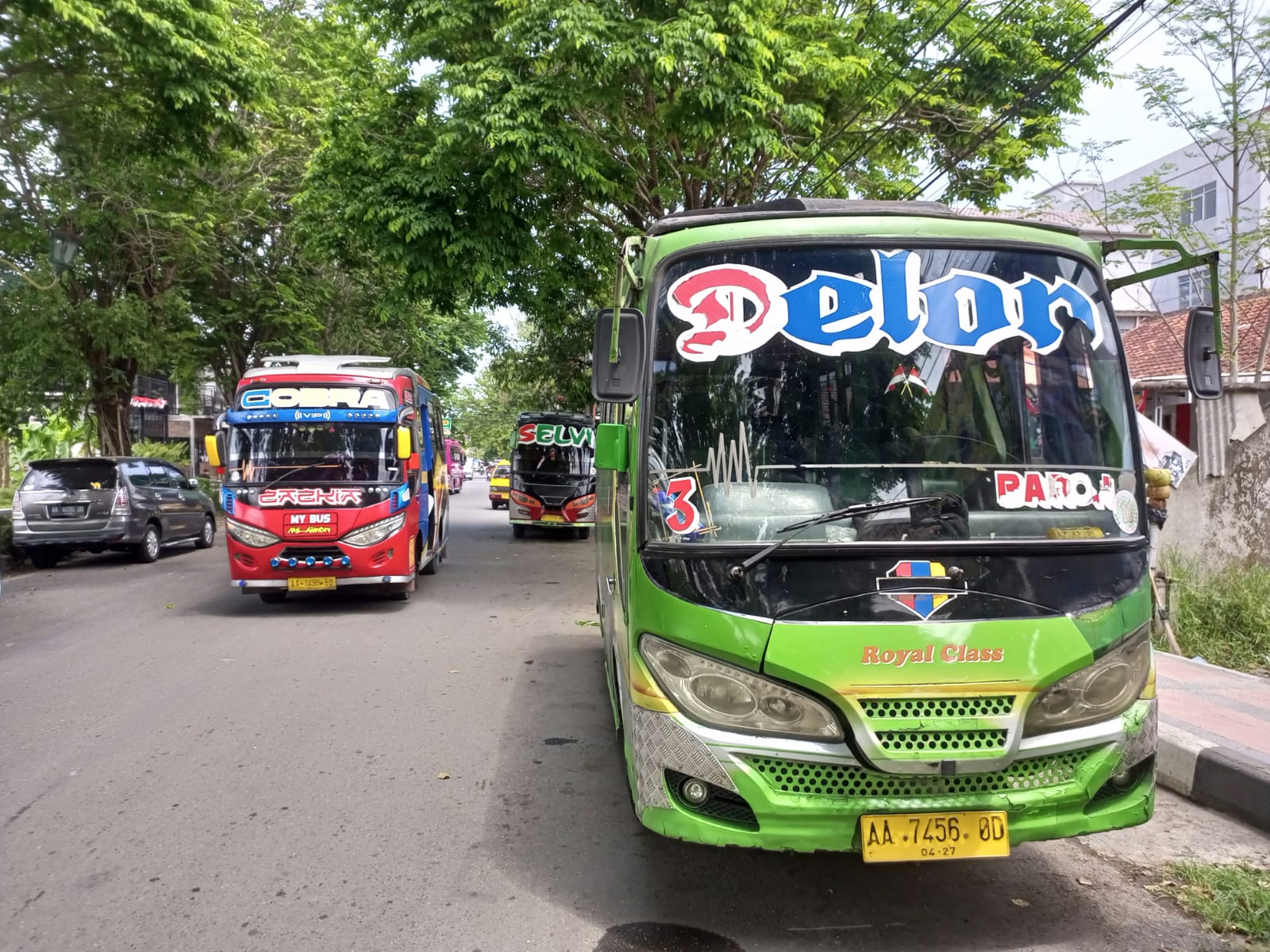 ANGKUTAN UMUM: Armada angkutan kota (angkot) tetap beroperasi meski kini punya saingan baru, Trans Kebumen. (M HAFIED)