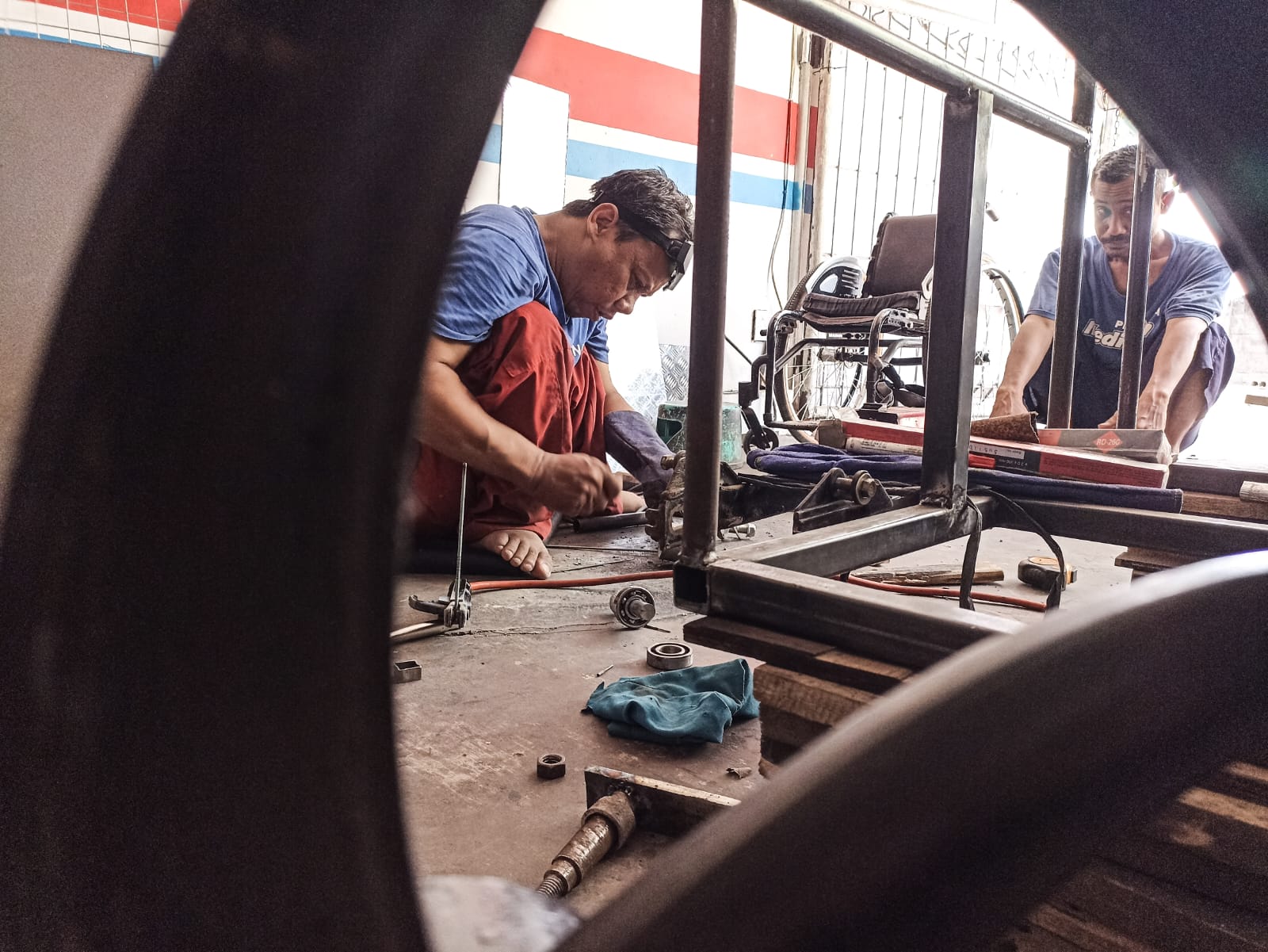 FOKUS: Teknisi difabel Basuki mengerjakan pembuatan sespan untuk kendaraan penyandang disabilitas di Bengkel Sahabat Difabel, Jetis, Bantul Jumat (8/12).