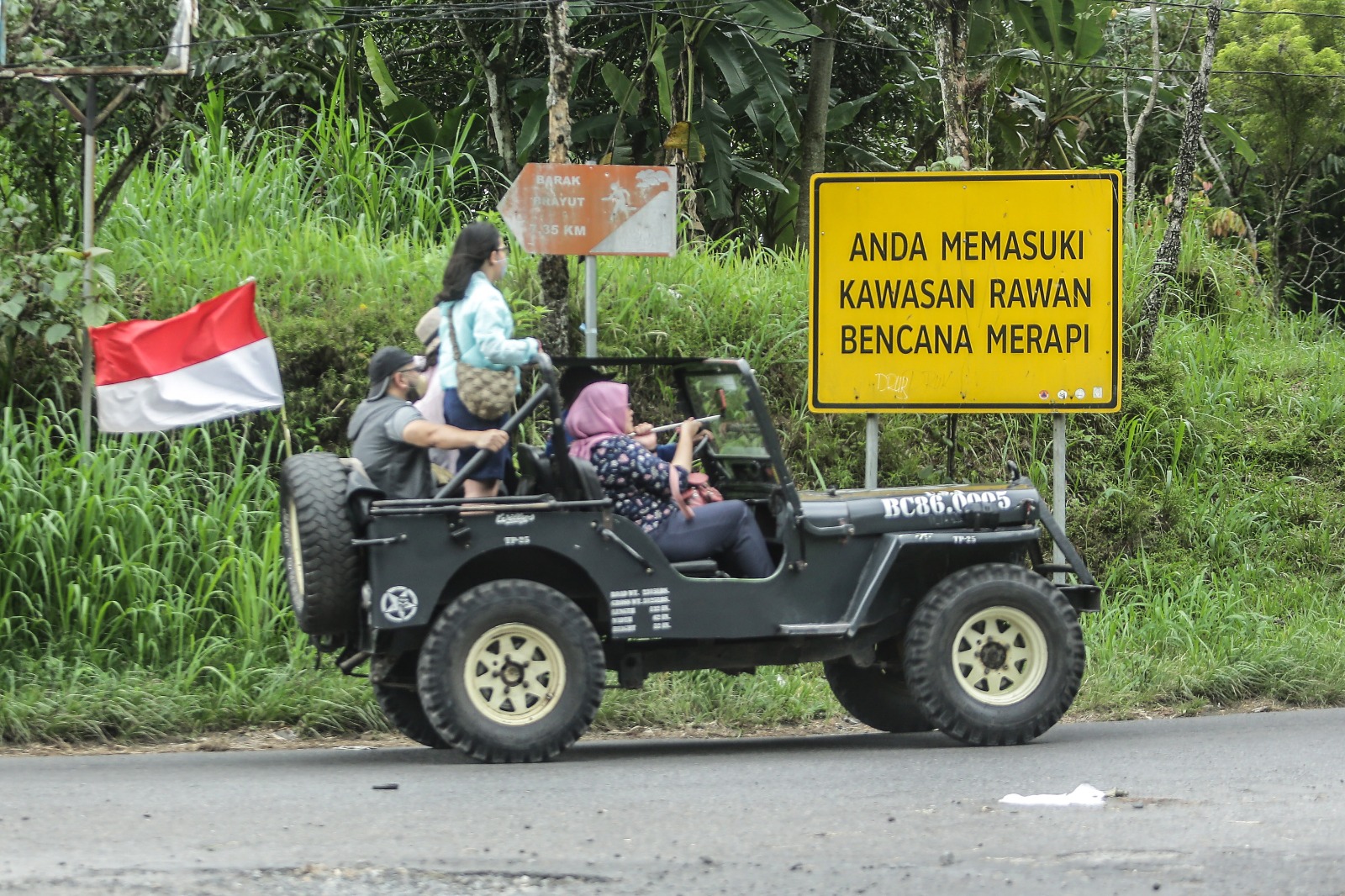 WASPADA: Pengunjung objek wisata di kawasan Gunung Merapi saat menaiki jip kemarin (9/12).