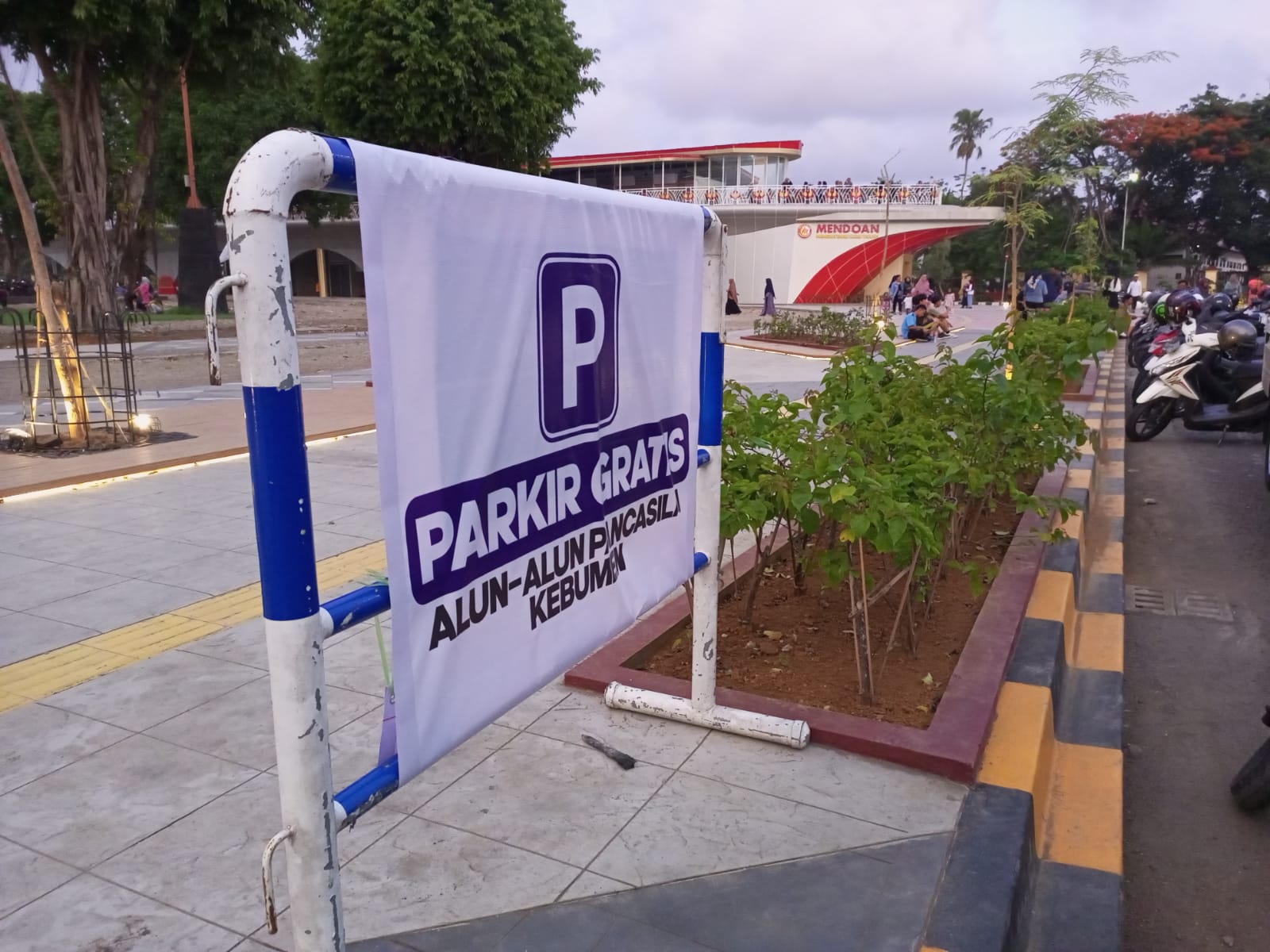 PERHATIAN : Pemkab Kebumen memasang papan pengumuman parkir gratis di beberapa titik sekitar area Alun-Alun Kebumen.