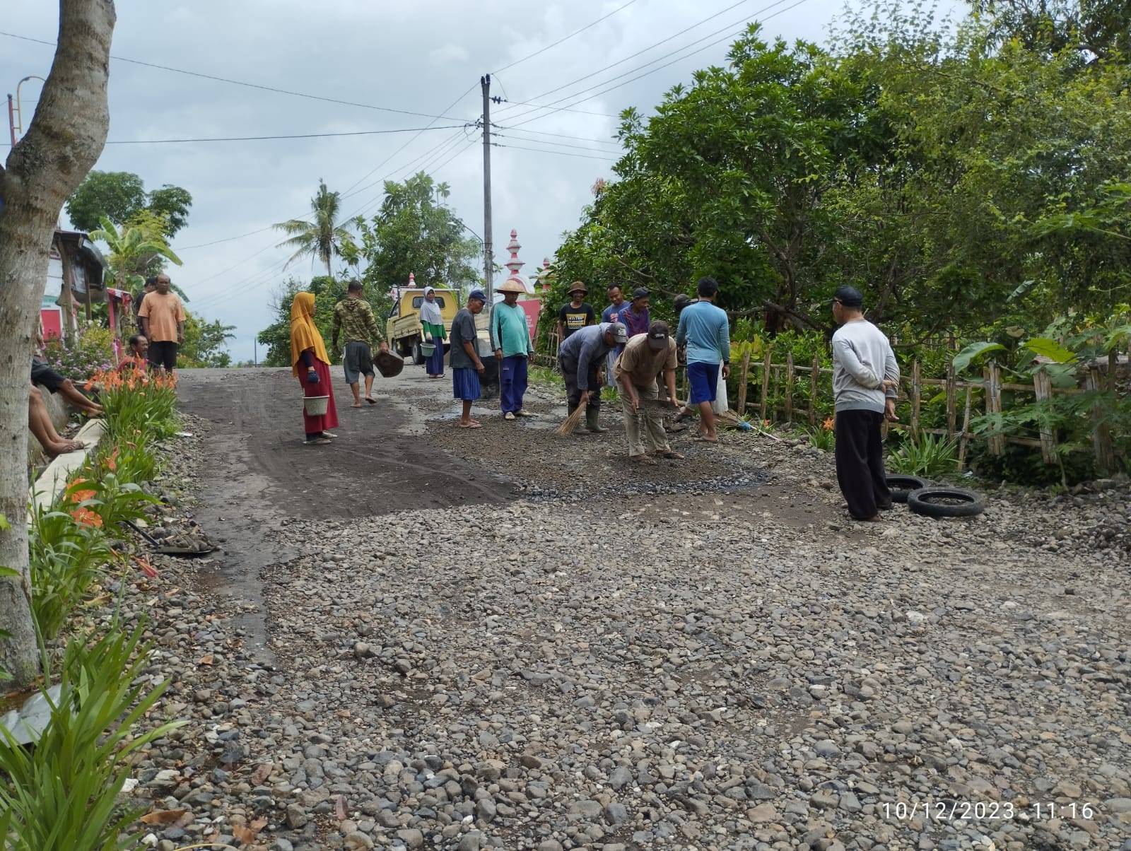 SWADAYA - Warga Klegung, Katongan, Nglipar gotong royong memperbaiki jalan kabupaten di wilayahnya Minggu (10/12/203)
