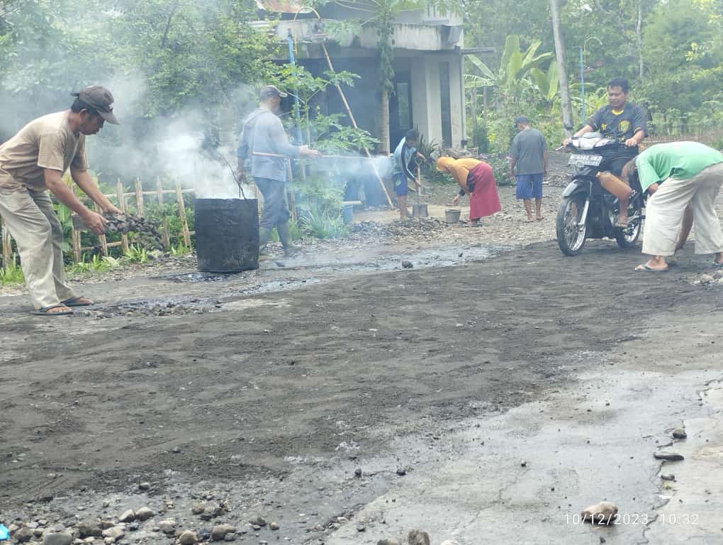 SWADAYA - Warga Klegung, Katongan, Nglipar gotong royong memperbaiki jalan kabupaten di wilayahnya Minggu (10/12/2023)