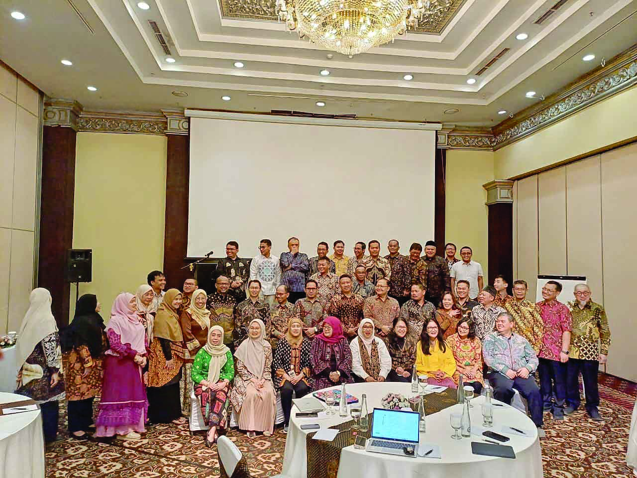 FOKUS: Kegiatan Focused Group Discussion (FGD) dengan Kebijakan dan Produk BI Terkini yang diikuti oleh 40 akademisi dan peneliti.