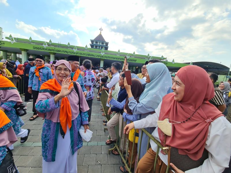 PAMITAN: Momen ketika calon jemaah haji berpamitan kepada keluarga di Masjid Agung Kauman, Kota Magelang, 30 Mei 2023 lalu. (Naila Nihayah/Radar Jogja)