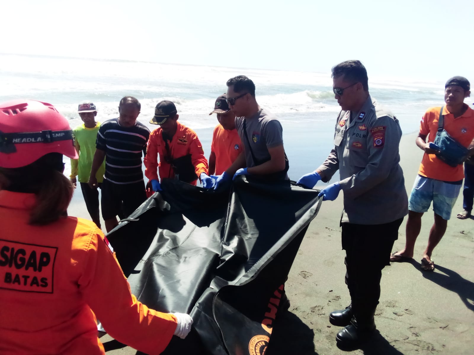KOMPAK:Tim penyelamat mengevakuasi korban terseret ombak di Pantai Parangtritis Bantul Senin (11/12). (ISTIMEWA)