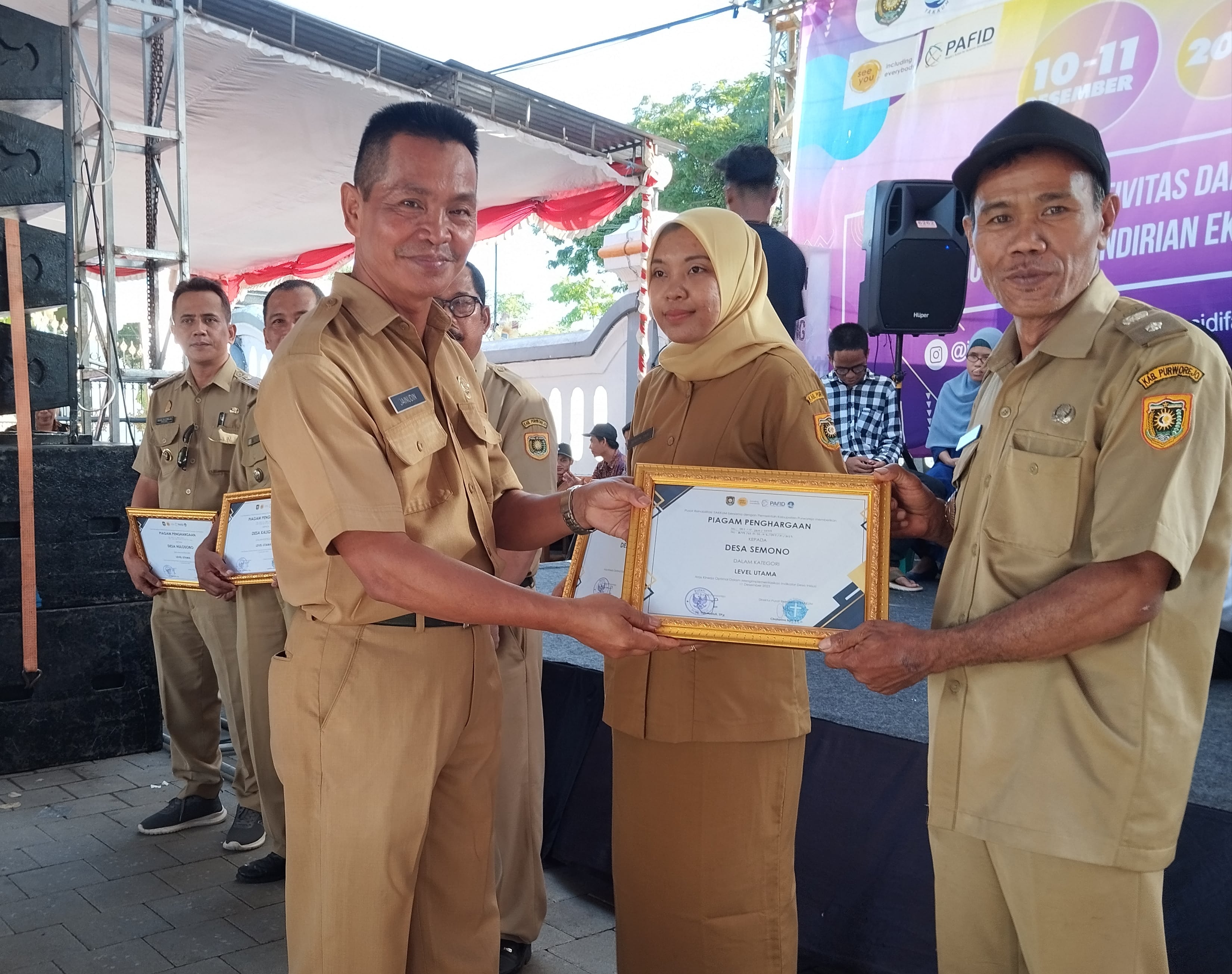 Kepala Dinsosdaldukkb Kabupaten Purworejo Ahmad Jainudin saat memberikan sertifikat penghargaan desa inklusi kepada salah satu kepala desa di Kabupaten Purworejo pada per