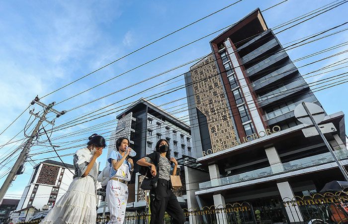 Penugunjung melintas di depan deretan hotel kawasan Jalan Pasar Kembang, Gedong Tengen, Jogja. (ELANG KHARISMA DEWANGGA/RADAR JOGJA)