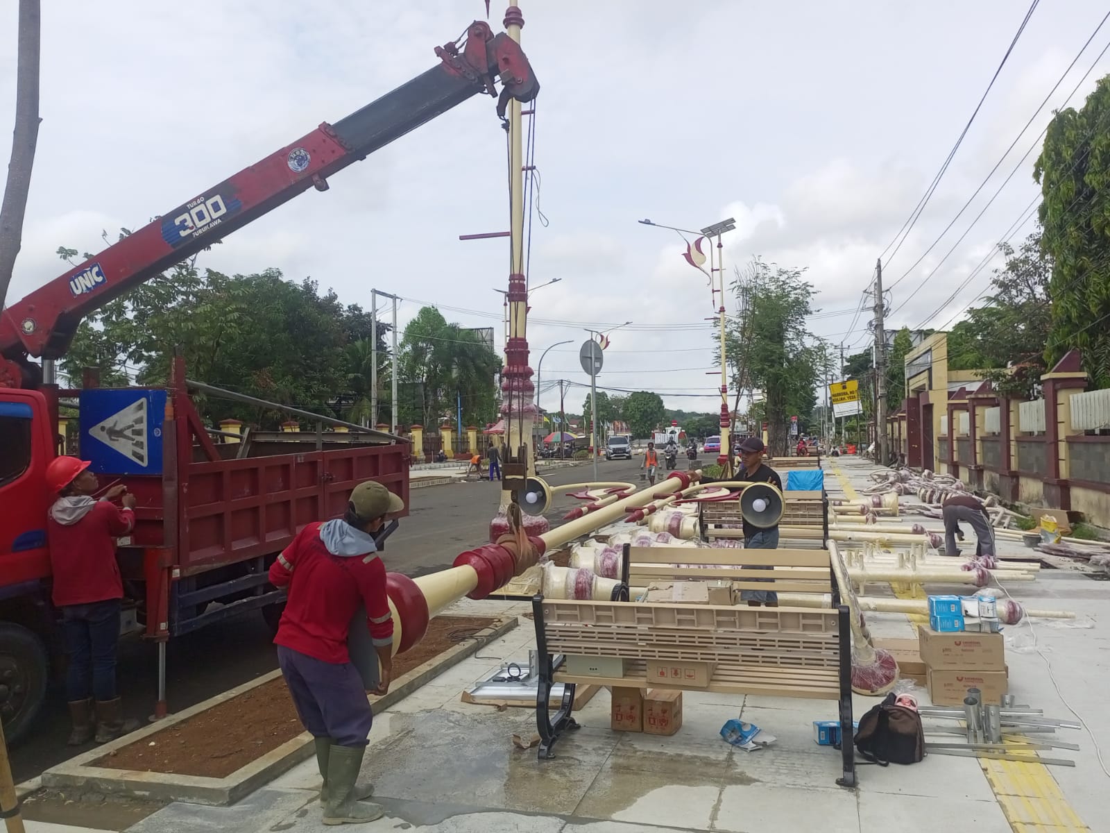 Pekerja memasang lampu penerangan jalan umum (LPJU) bertenaga surya di ruas Jalan Sutoyo atau depan SMA Negeri 1 Kebumen.