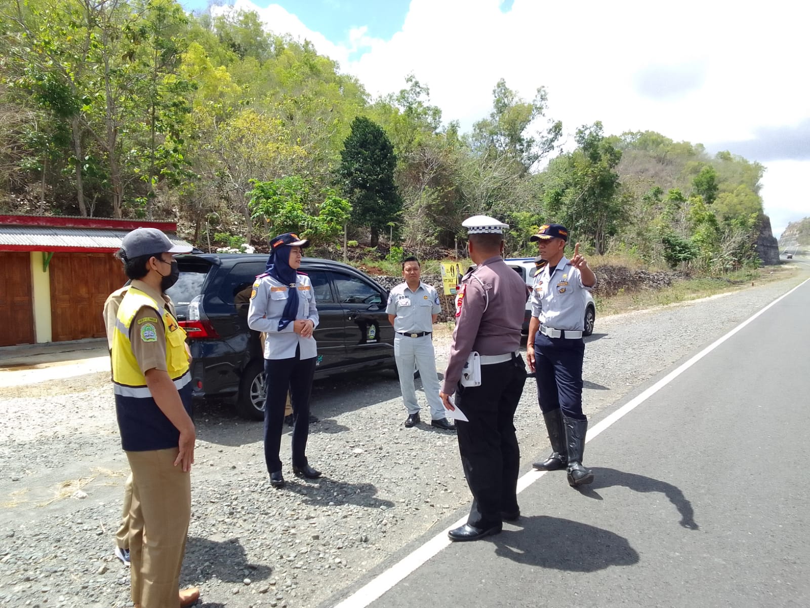 SUDAH BISA DILEWATI - Petugas melakukan pemantauan dan persiapan pemasangan rambu di JJLS wilayah pesisir Senin (11/12/2023)