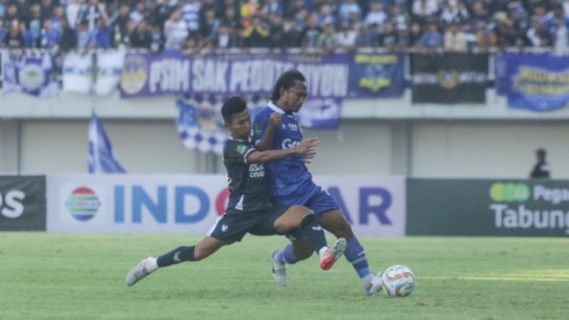 NGOTOT: Kapten PSIM Hariyono saat menghadapi Perserang di Stadion Mandala Krida. (Elang Kharisma Dewangga/Radar Jogja)