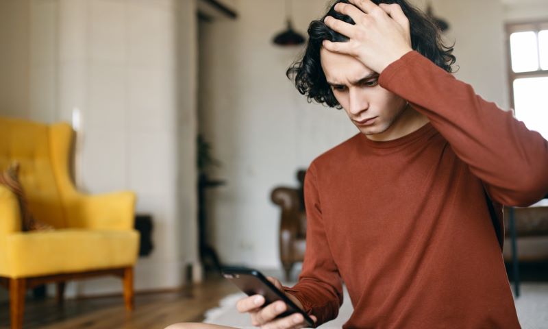Ilustrasi kelamaan main HP bikin stress. (Website/Validnews)