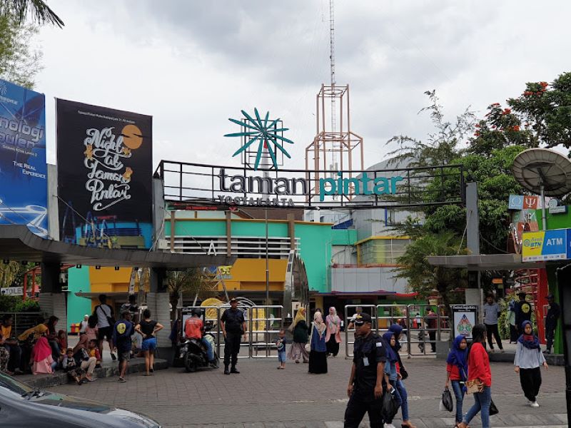 Taman pintar Yogyakarta dengan suasana dipadati pengungjung.  (Google/Agustiawan Agustiawan)