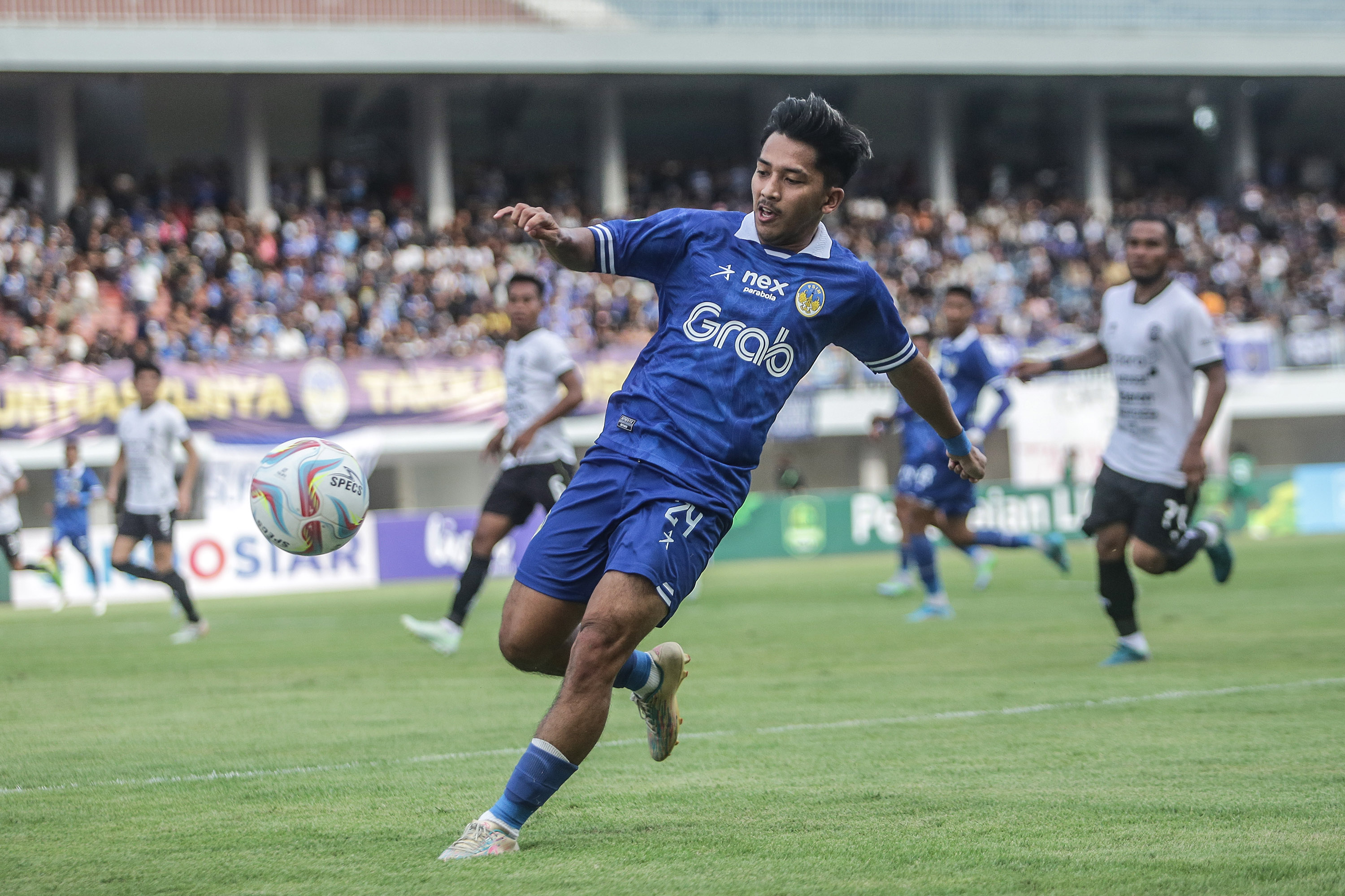 Winger PSIM Jogja Arya Geryyan saat menghadapi Nusantara United