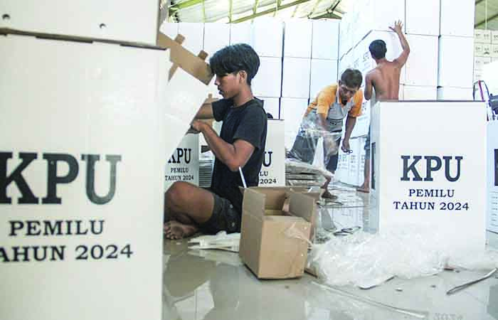 FOKUS: Pekerja merakit kotak suara untuk Pemilu 2024 di Gudang Logistik KPU Bantul, Kalurahan Timbulharjo, Sewon, Bantul kemarin (15/12).