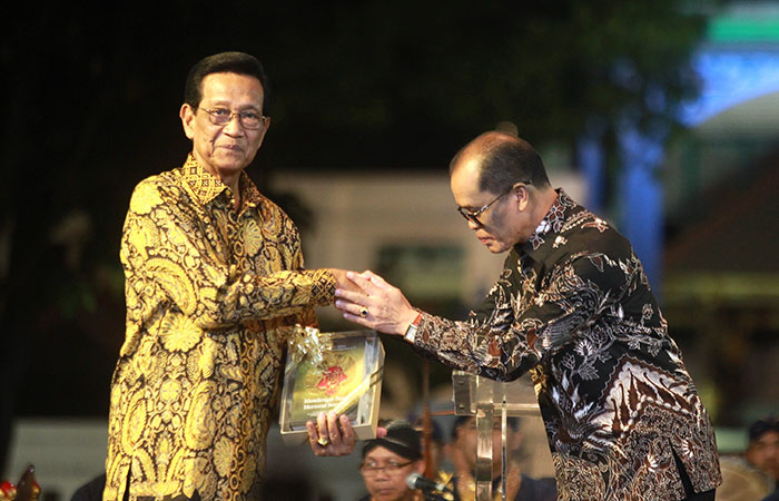DUA BUKU SEKALIGUS: Sekda Provinsi DIJ Beny Suharsono menyerahkan dua buku bertajuk Mendengar Suara Merawat Semesta dan Berdaulat untuk Kesejahteraan Rakyat kepada Sri Sultan HB X.