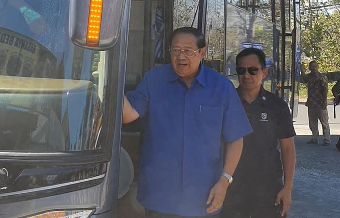PULANG KAMPUNG: Presiden ke-6 Indonesia SBY saat turun dari bus dan berhenti di&nbsp; RM Bu Tiwi Tan Tlogo, Mijahan, Semanu, Gunungkidul, kemarin (15/12).&nbsp;