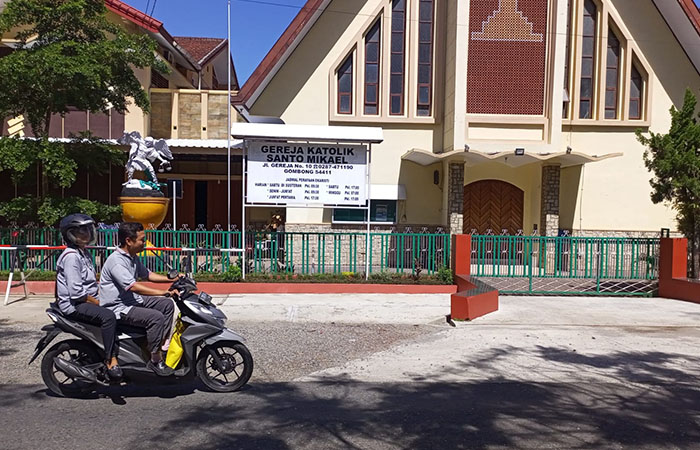 Pengurus Gereja Katolik St Mikael Gombong telah melaksanakan bersih-bersih gereja. Semua dilakukan untuk menyambut perayaan Natal 2023.
