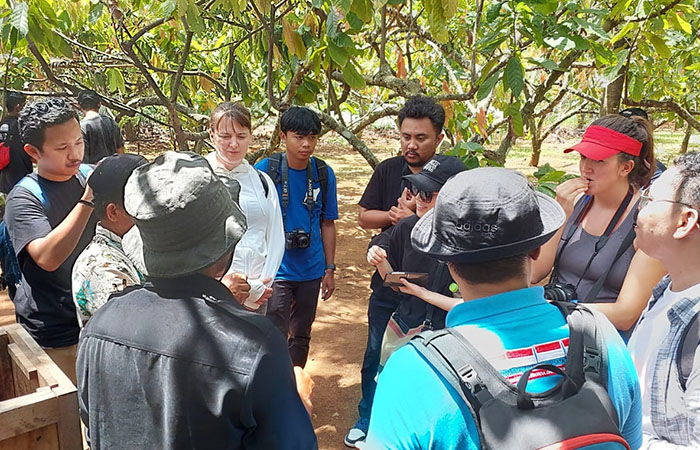 RILEKS: Partisipan Press Trip UNWTO bersama warga lereng Gunung Api Purba Nglanggeran kemarin (15/12).&nbsp;