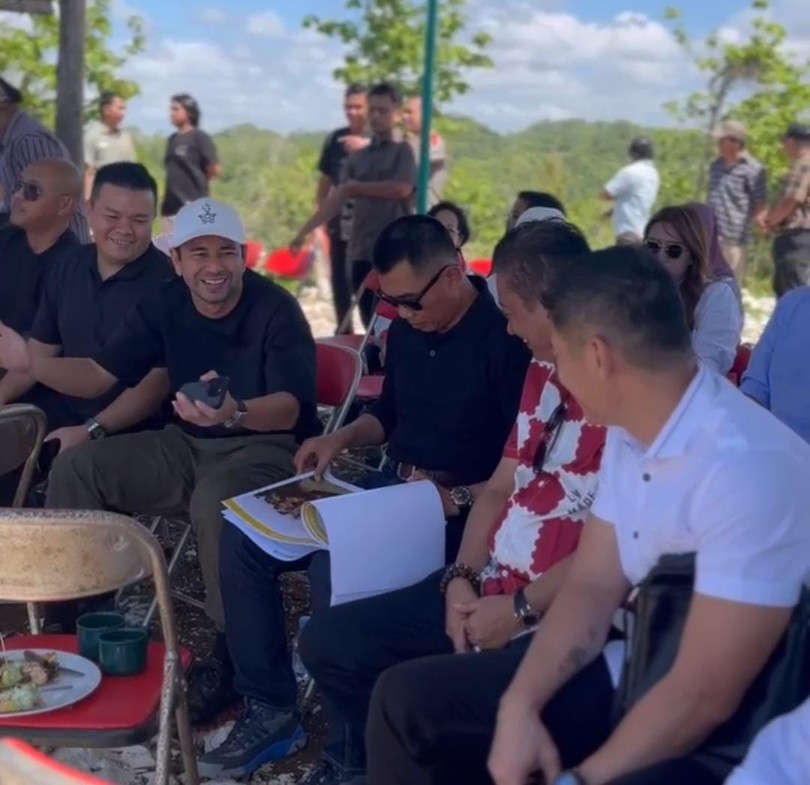 SERIUS - Bupati Gunungkidul Sunaryanta saat menemani Raffi Ahmad yang akan membangun tempat hiburan di kawasan pesisir Sabtu (16/12/2023)