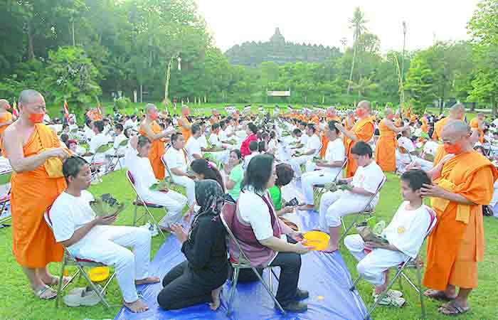 CALON BIKSU: Bikkhu mencukur rambut calon Samanera (bikkhu kecil) dalam ritual potong rambut rangkaian dari upacara Pabbajja Samanera di Taman Aksobya, kompleks Candi Borobudur, Magelang, Jawa Tengah,