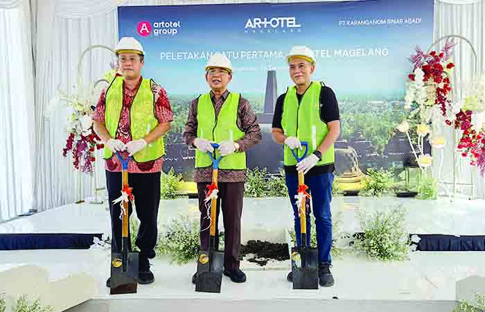 TAHAP AWAL: Wakil Wali Kota Magelang bersama Director of Operations Artotel Group dan Direktur Utama PT Karanganom Sinar Abadi saat meletakkan batu pertama pembangunan Hotel Artotel, Sabtu (16/12).