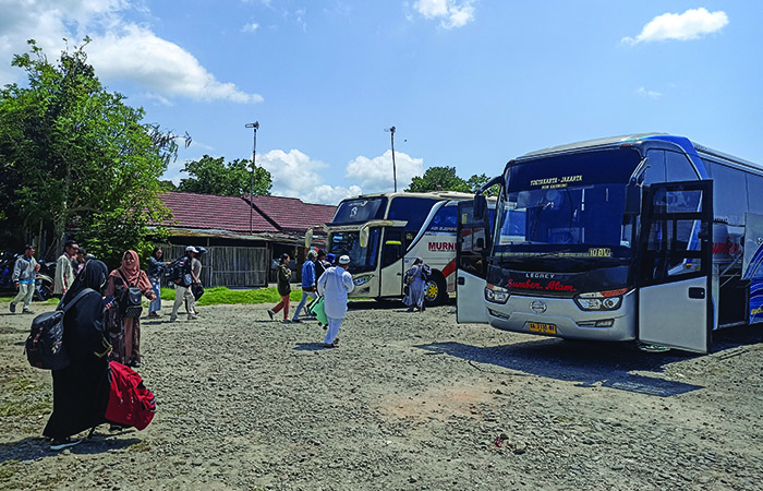 LENGANG: Calon penumpang bersiap menaiki bus jurusan Imogiri-Jakarta di Terminal Imogiri Bantul kemarin (17/12).&nbsp;