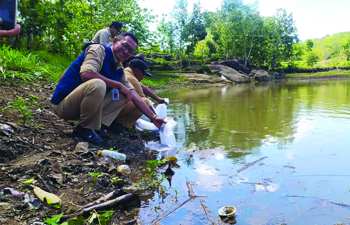 PERLU DUKUNGAN: Dalam rangka menjaga kelestarian ikan di sungai dan telaga ratusan ribu ikan dilepasliarkan ke alam liar belum lama ini.