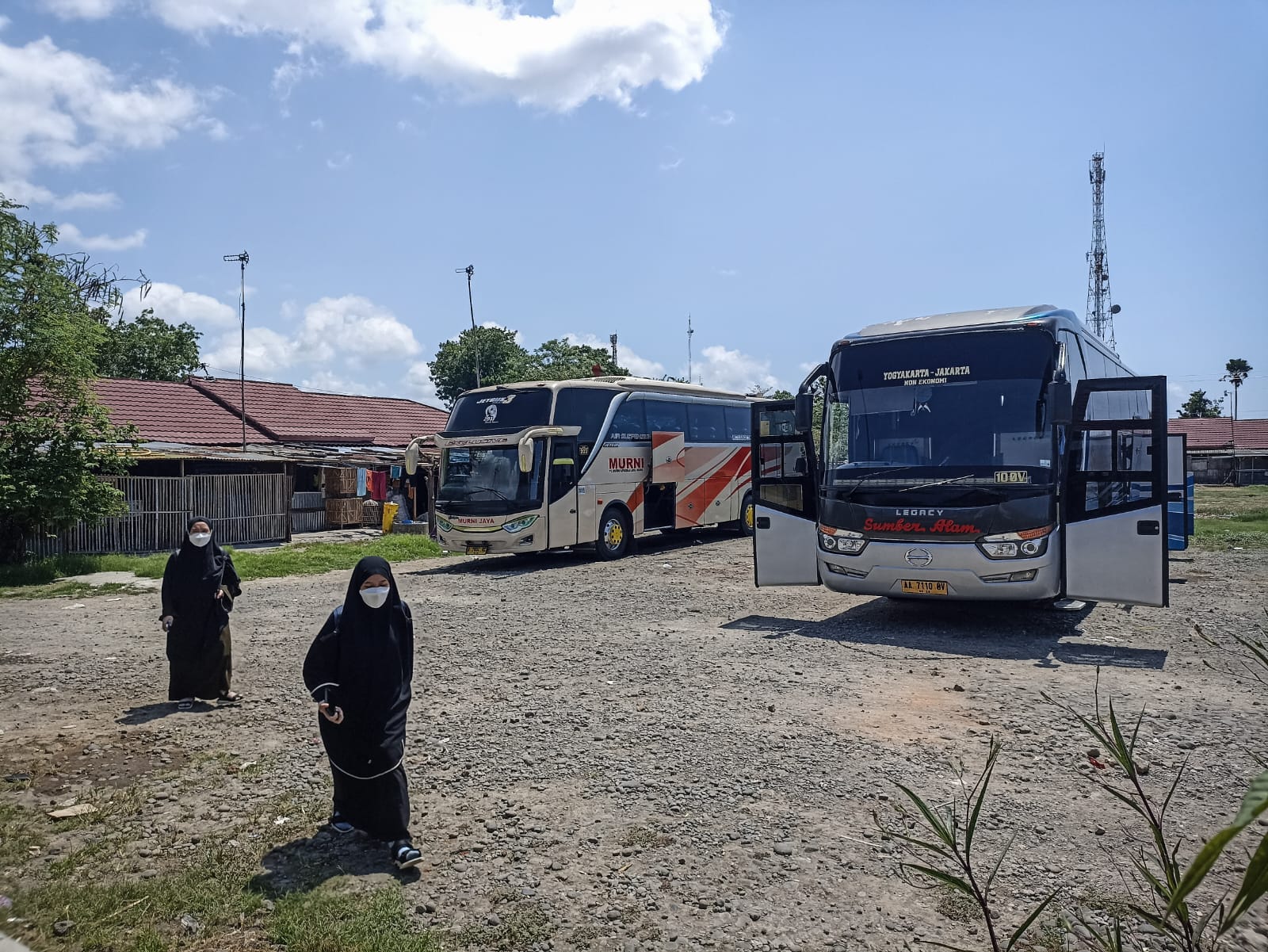 LENGANG: Calon penumpang bersiap menaiki bus jurusan Imogiri-Jakarta di Terminal Imogiri Bantul kemarin (17/12).