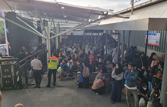 CROWDED: Penumpang yang turun dan akan berangkat dengan kereta api di Stasiun Tugu Jogjakarta kemarin (17/12).
