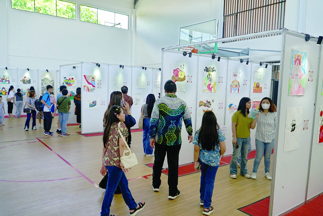 PAMERAN: Lukisan karya siswa Sekolah Budi Utama saat dipamerkan dalam rangka HUT sekolah ke-17 dengan tema Akulturasi Budaya Tionghoa-Indonesia