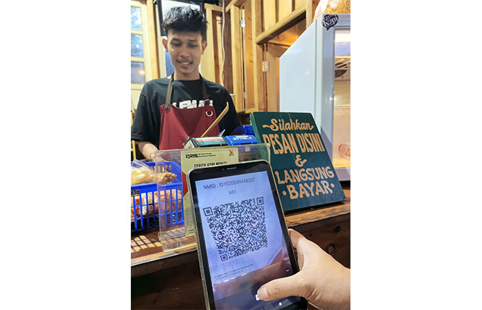 CASHLESS: Pengunjung bertransaksi menggunakan QRIS