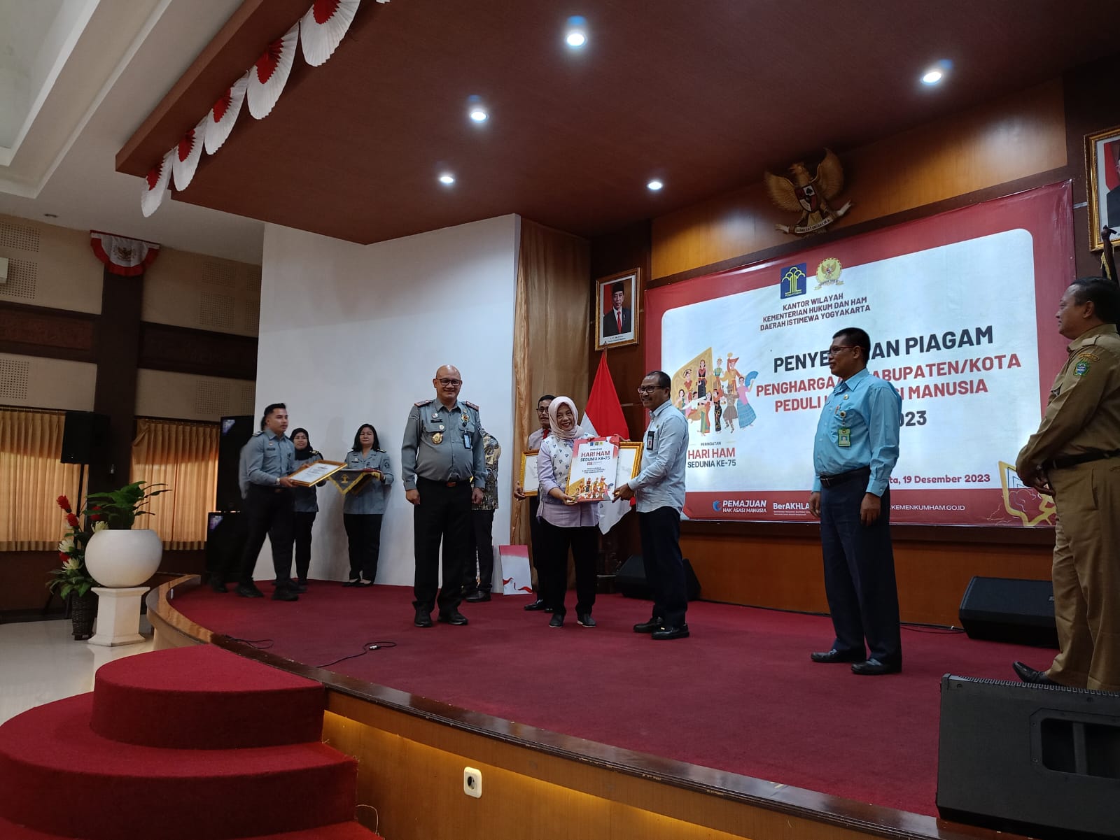 Sesi penyerahan piagam penghargaan kepada seluruh kabupaten atau kota di DIY terkait daerah peduli Hak Asasi Manusia (2023) yang berlangsung di Kemenkumham DIY.