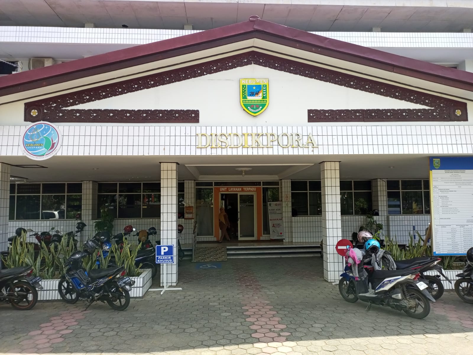 GURU : Pegawai Dinas Pendidikan, Kepemudaan dan Olahraga (Disdikpora) Kebumen siap menerima tamu di ruang layanan terpadu. (M Hafied/Radar Malioboro)