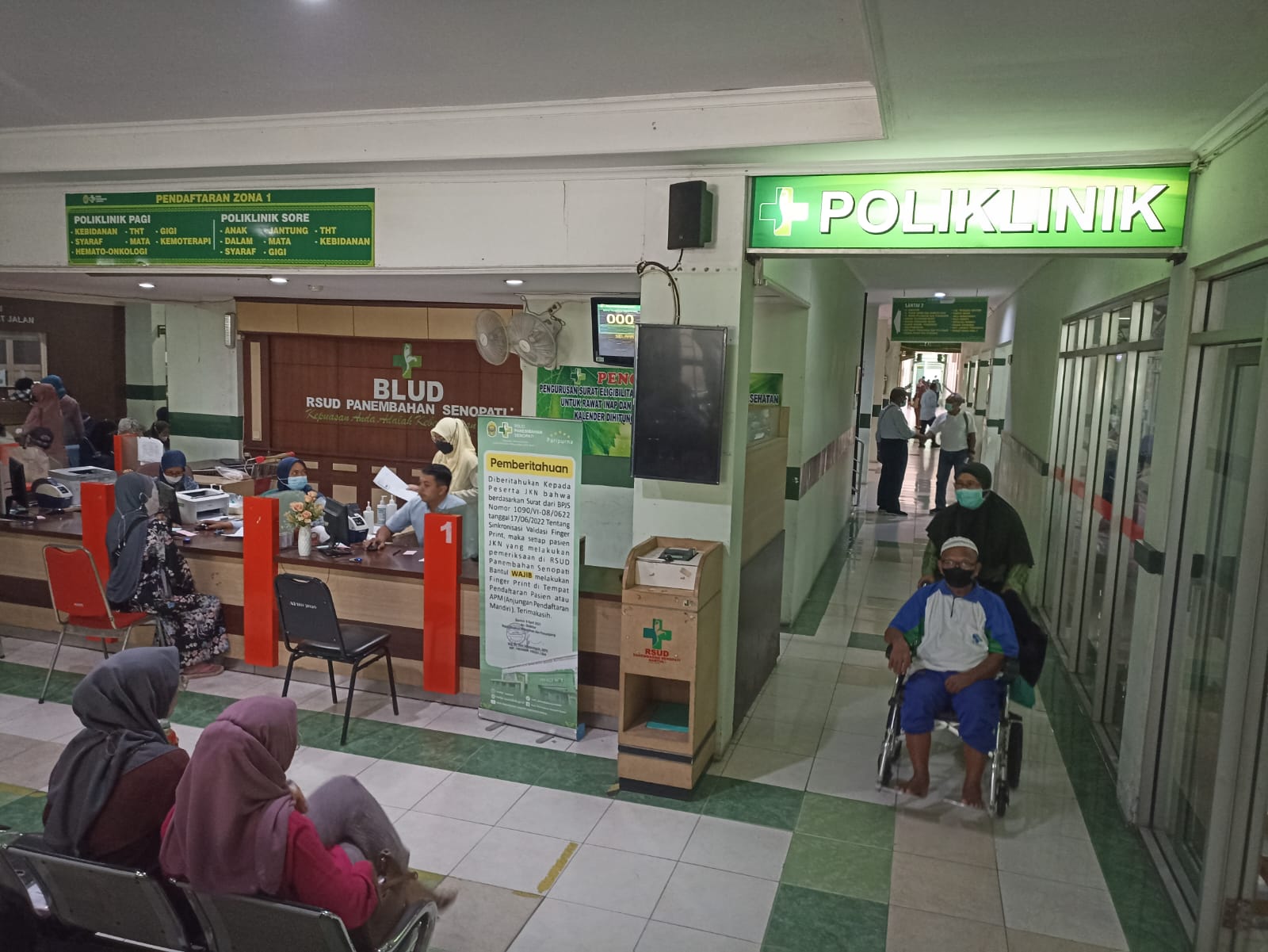 TETAP SIAGA: Pasien melintas di lobi poliklinik RSUD Panembahan Senopati Bantul kemarin (18/12). Saat ini RS tetap menyiagakan pelayanan untuk mengantisipasi lonjakan kasus Covid-19.