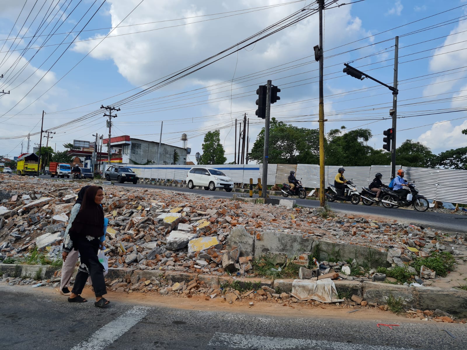 DIRATAKAN: Sejumlah bangunan di Jalan Urip Sumoharjo mulai diratakan karena terdampak proyek pembangunan flyover dan semi underpass di Simpang Canguk, Selasa (19/12).