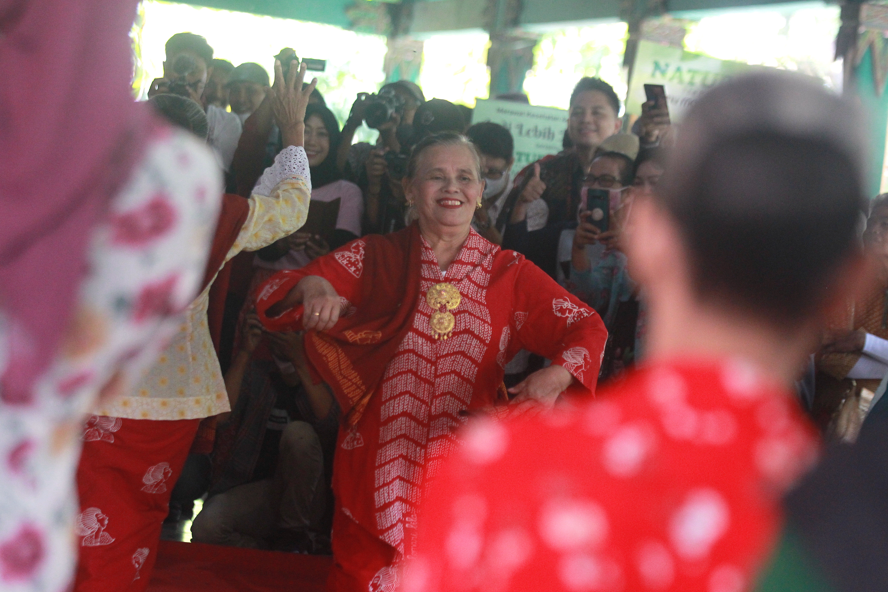 BERKEBAYA: Buruh gendong berkolaborasi dengan Perempuan Berkebaya Indonesia menggelar pertunjukan "Dendang Angklung Selendang Gendong" di Pendopo Timur Pasar Beringharjo, Kota Jogja, Rabu (20/12).