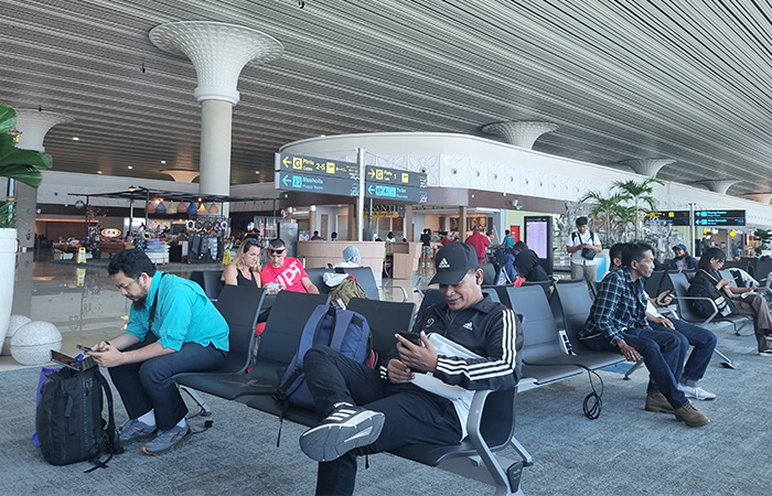 MOMENTUM: Penumpang pesawat yang mulai memadati Bandara Yogyakarta International Airport (YIA) jelang libur Natal 2023 dan Tahun Baru 2024 (nataru).