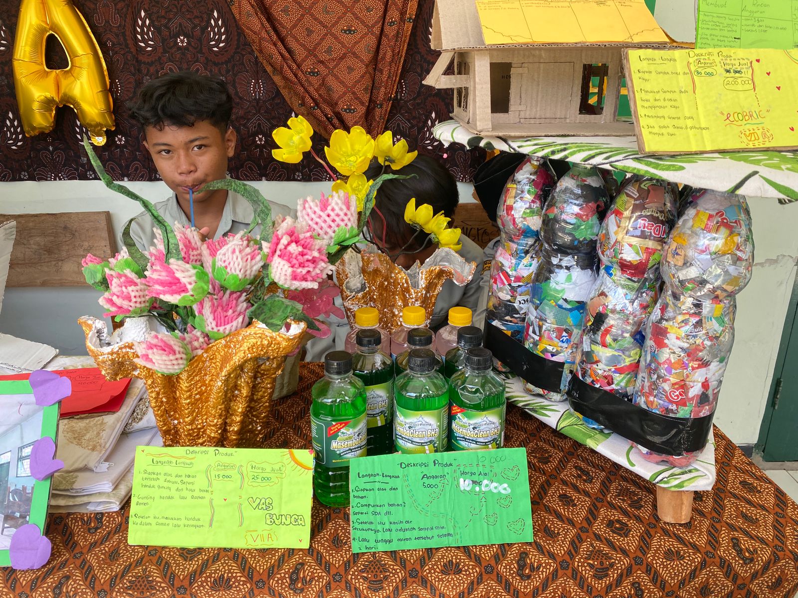 Siswa MTs N 9 Bantul menggelar pameran produk dari olahan limbah sampah.