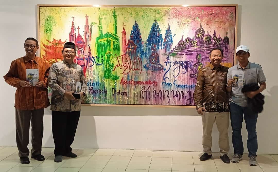 Beda buku berjudul Haji Ibadah, Haji Ilmiah-Mencari Makna Antariman tentang Tawaf, Sai, Jamarat, dan Tempat-Tempat Suci di UIN Sunan Kalijaga, Jumat (22/12/2023)