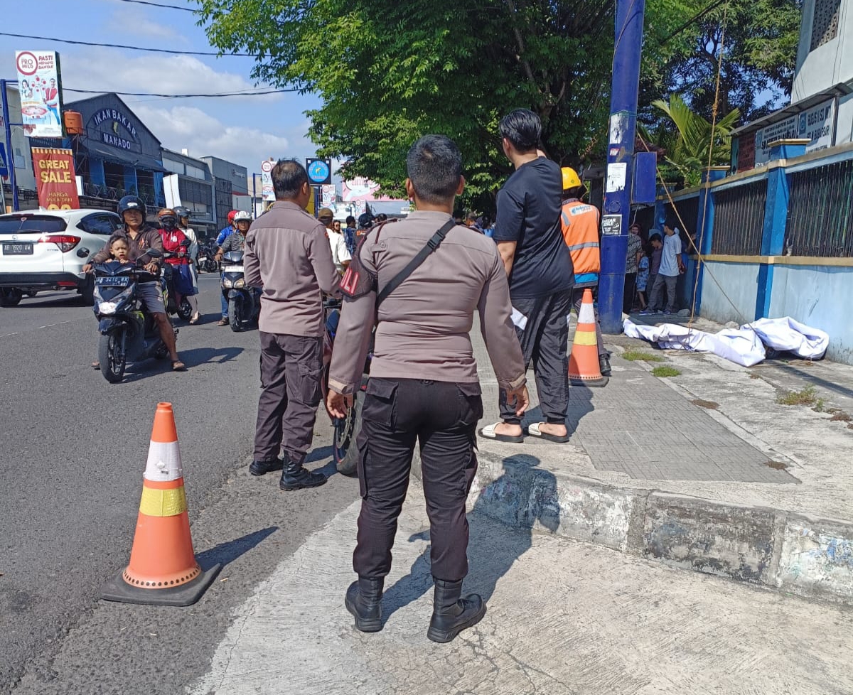 Polisi menangani korban meninggal akibat tersetrum