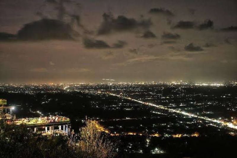 Wisata malam Bukit Bintang di Yogyakarta. (Google/@traveloka)