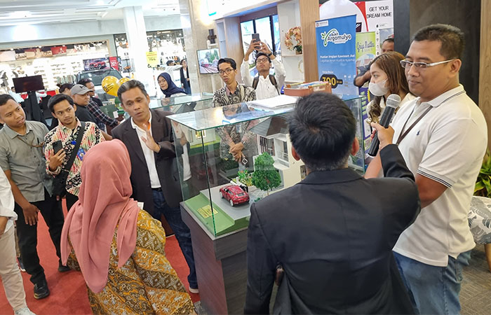 ANTUSIAS: Pengunjung saat melihat properti dari Real Estate Indonesia (REI) DIJ yang berlangsung di Ambarrukmo Plaza.&nbsp;