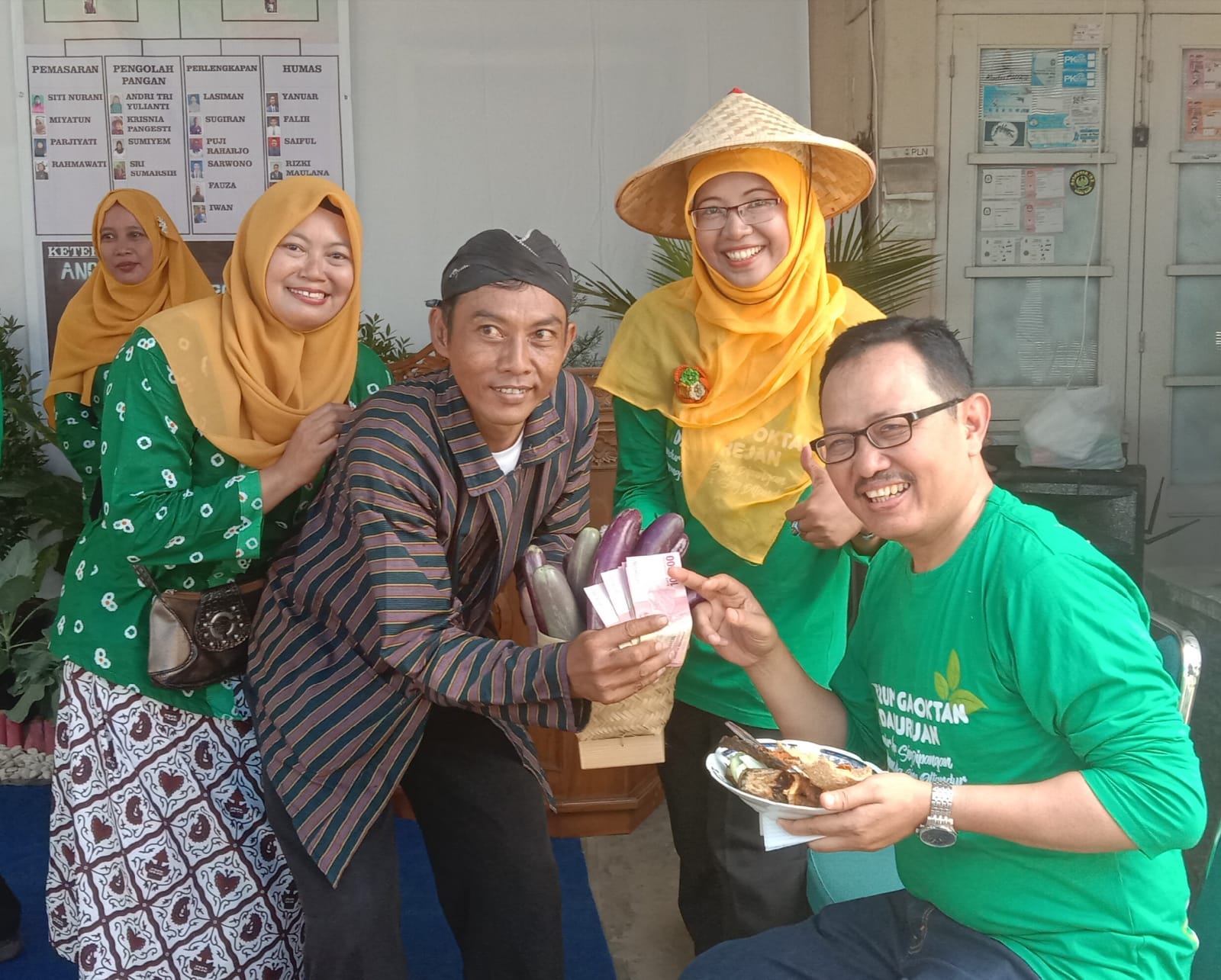 Heroe Poerwadi membeli olahan produk pertanian dari anggota APSKY