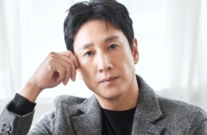 potret lee sun kyun bintang film Parasite (Foto : tienphong.vn)