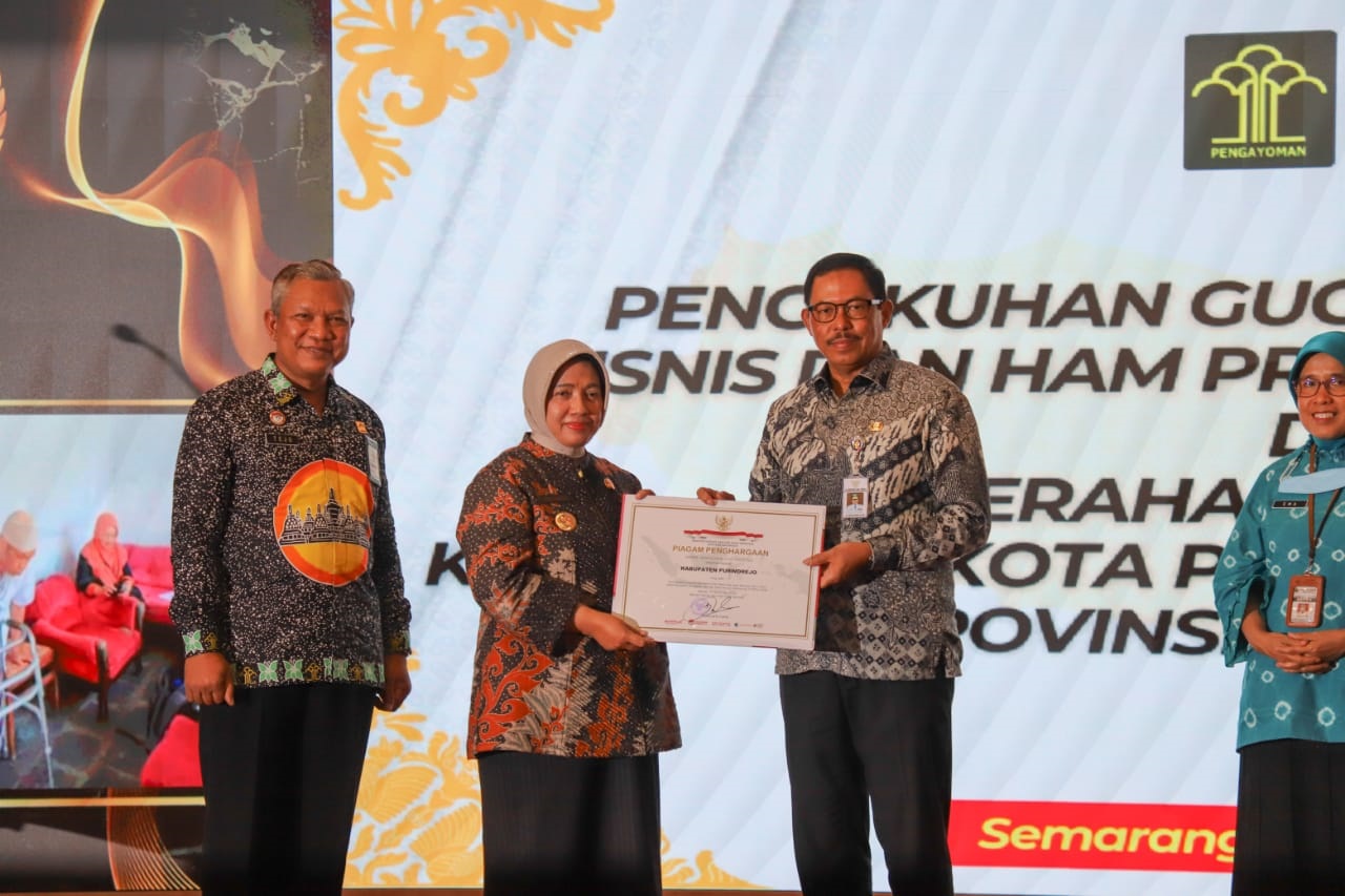 Bupati Purworejo Yuli Hatuti menerima penghargaan dari Penjabat Gubernur Jawa Tengah