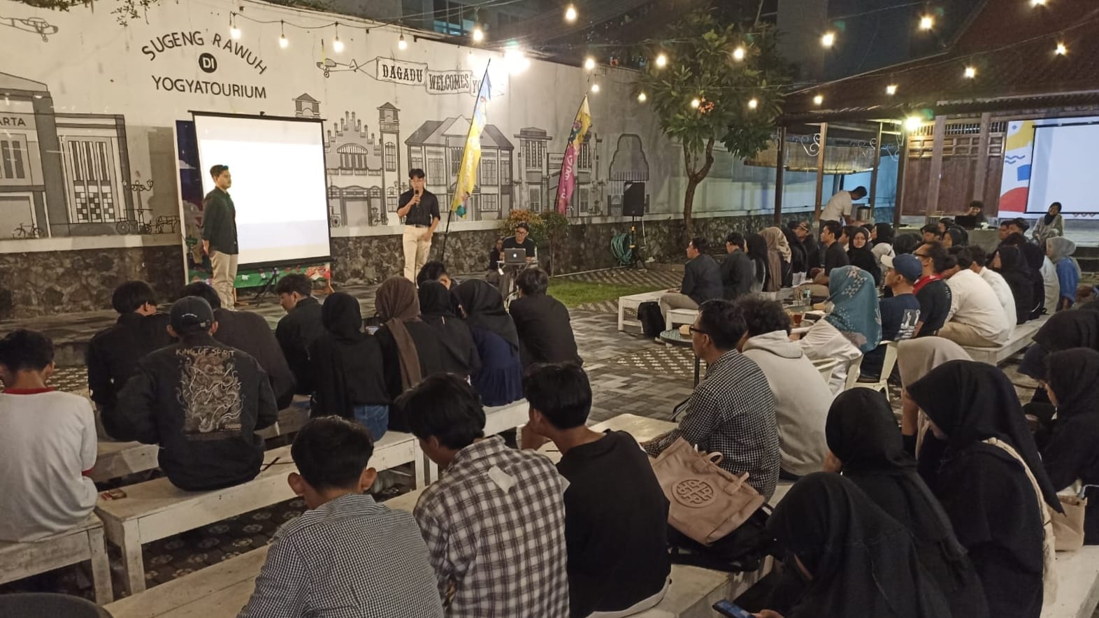 IDE DAN KARYA: Mahasiswa mata kuliah Pemasaran dari program studi Ilmu Komunikasi UMY menggelar ujian semester secara unik. Mereka mempresentasikan ide dan karya mereka di Yogyatourium Dagadu Djokdja.