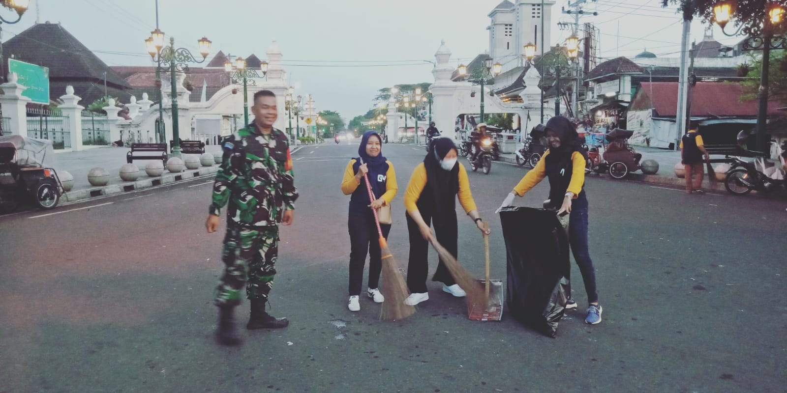 KESADARAN WARGA RENDAH: Personel DLH Kota Jogja berjibaku membersihkan sampah-sampah yang ditinggalkan awarga usai perayaan pergantian Tahun Baru 2024.&nbsp;
