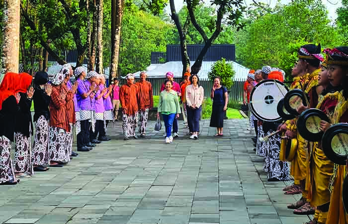 SAMBUT PENGUNJUNG: Pasukan bregada, soreng, dan pamong badra menyambut pengunjung pertama Candi Borobudur dari maingate menuju marga utama, Senin (1/1/2024).